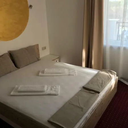 Theona 4*
