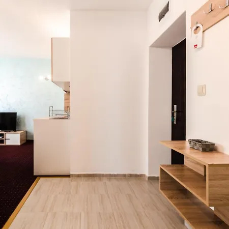 Theona 4*