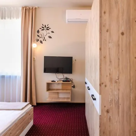Theona 4*